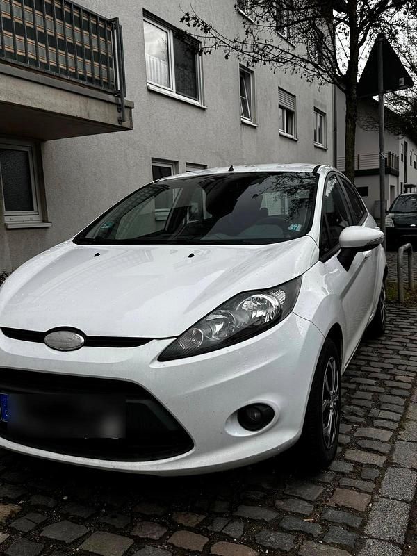 Weiß Gebraucht 2010 Ford Fiesta Limousine | 2.100 € (Fairer Preis) - Bild 1/4