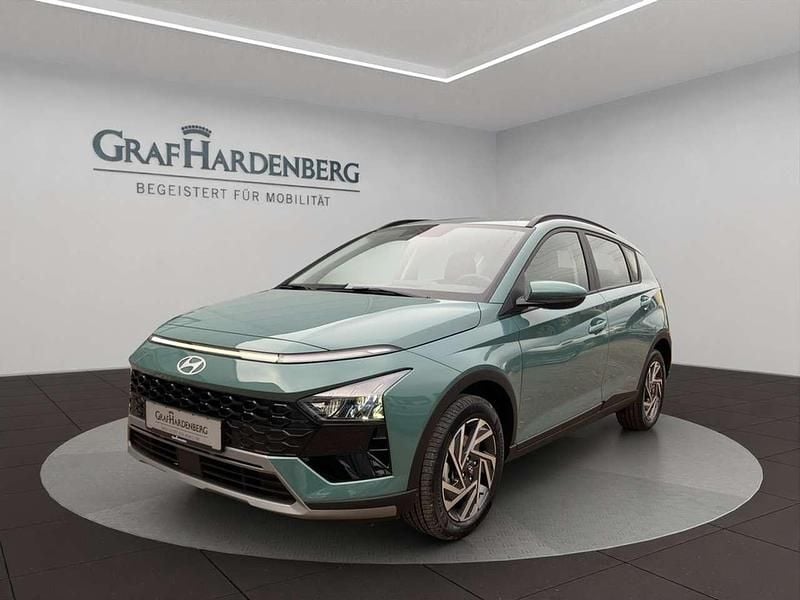 Mangrove green / mic Neu 2025 Hyundai Bayon Trend SUV | 22.749 € (Fairer Preis) - Bild 1/4