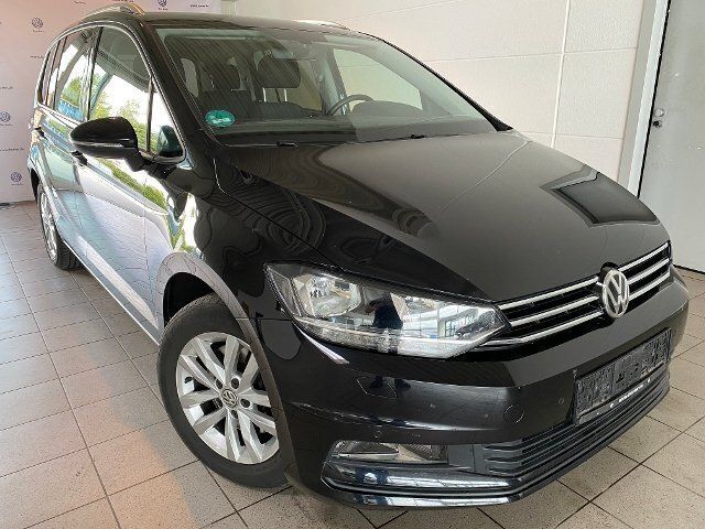 Gebraucht VW Touran Allstar 150 PS (110 kW) 2017 Schwarz metallic Van / Kleinbus