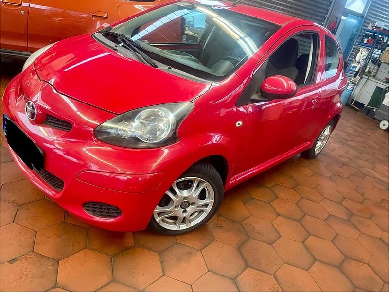 Gebraucht Toyota Aygo Cool 69 PS (50 kW) 2009 Rot Kleinwagen