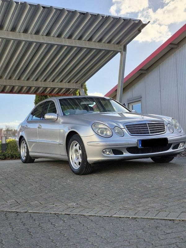Gebraucht Mercedes E220 Classic 150 PS (110 kW) 2004 Silber Limousine