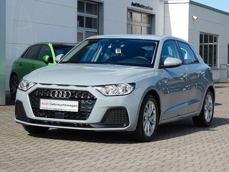 Pfeilgrau (metallic) Gebraucht 2024 Audi A1 Sportback Advanced Kleinwagen | 24.345 € (Fairer Preis) - Bild 1/4