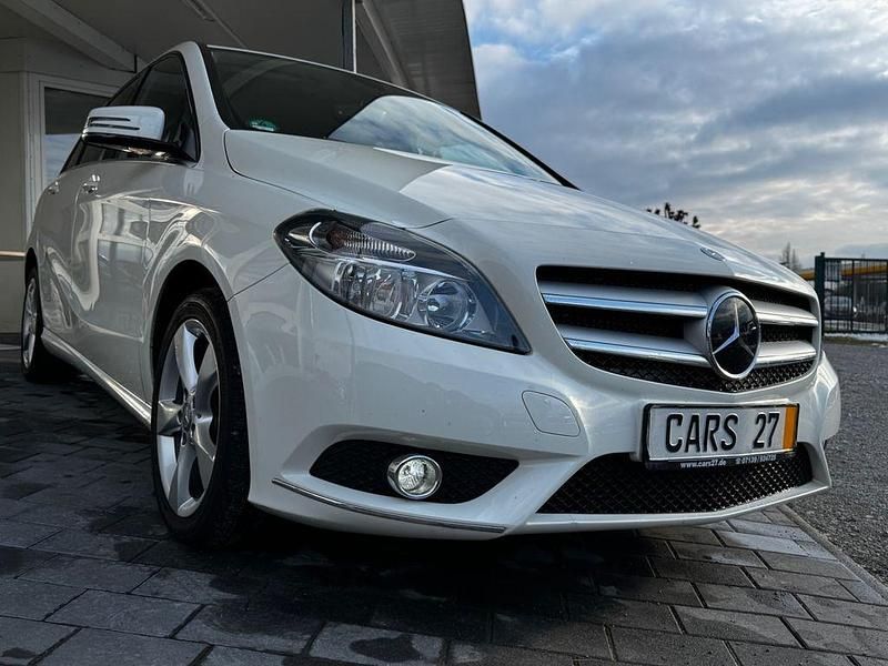 Gebraucht Mercedes B200 156 PS (114 kW) 2013 Calcitweiss/zirrusweiss Van / Kleinbus