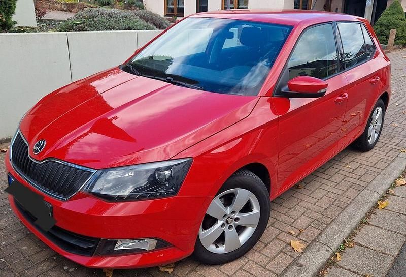 Rot Gebraucht 2015 Skoda Fabia Style Kleinwagen | 9.500 € (Fairer Preis) - Bild 1/4