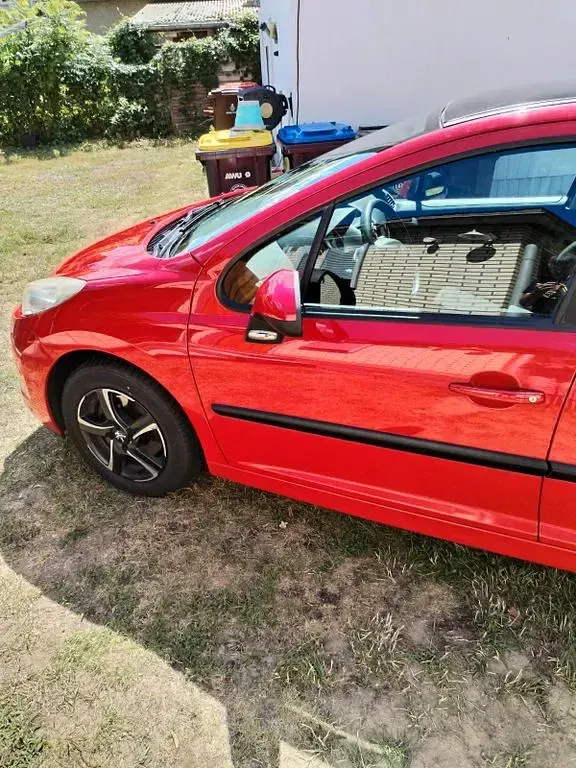 Gebraucht Peugeot 207 Premium 95 PS (69 kW) 2010 Rot Limousine
