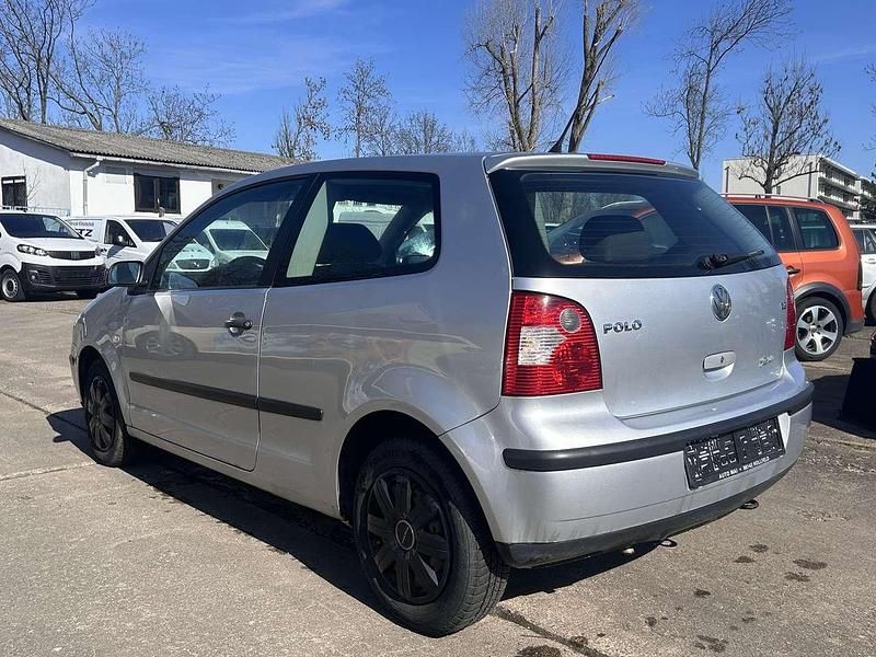 Gebraucht VW Polo 64 PS (47 kW) 2002 Silber metallic Limousine