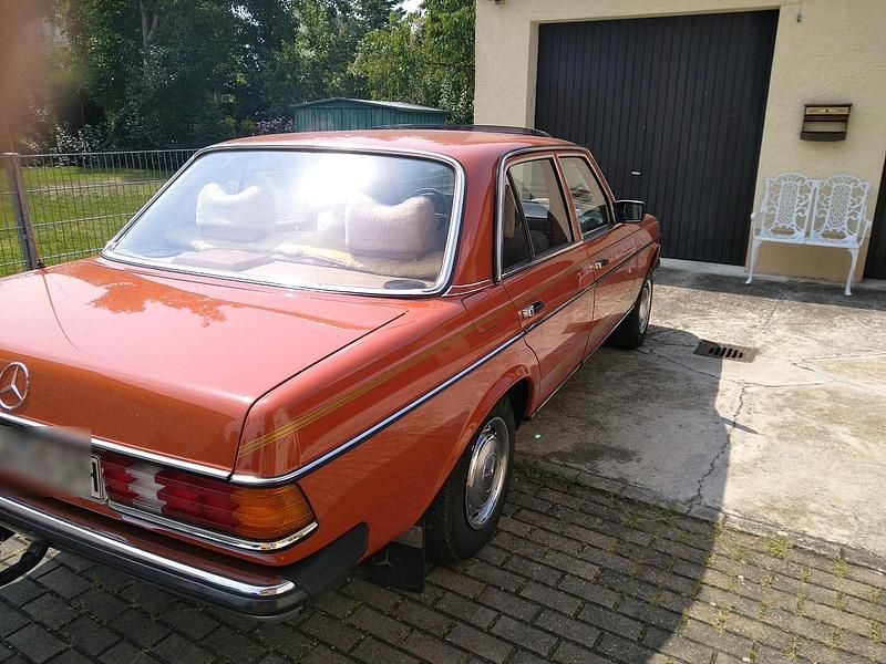 Gebraucht Mercedes 300 90 PS (66 kW) 1979 Rot Limousine
