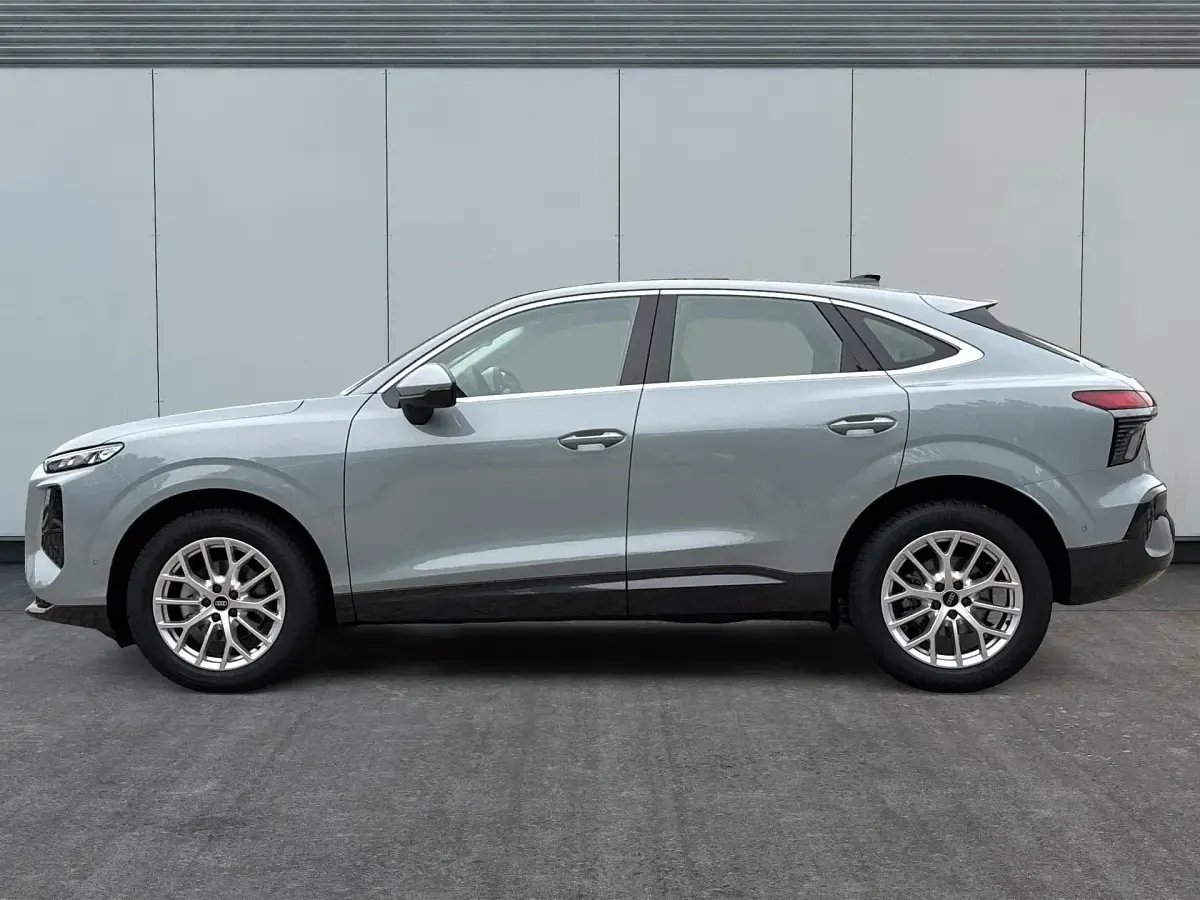 Neu Audi Q3 Sportback Basis 150 PS (110 kW) 2026 Pfeilgrau perleffekt SUV
