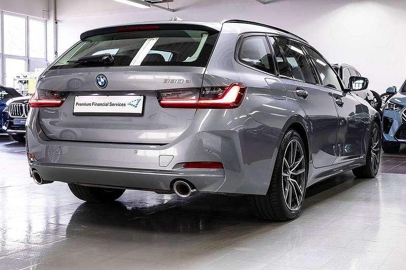 Gebraucht BMW 330e 292 PS (214 kW) 2022 Skyscraper grau metallic Kombi