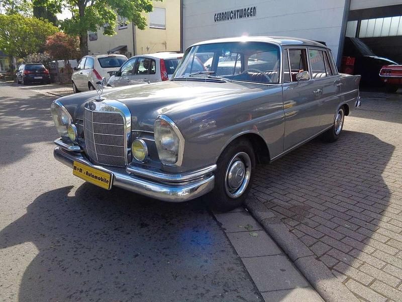 Grau Gebraucht 1967 Mercedes 230 Limousine | 34.111 € - Bild 1/4