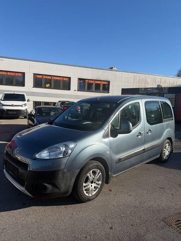 Gebraucht Peugeot TePee Active 92 PS (67 kW) 2013 Grau Limousine