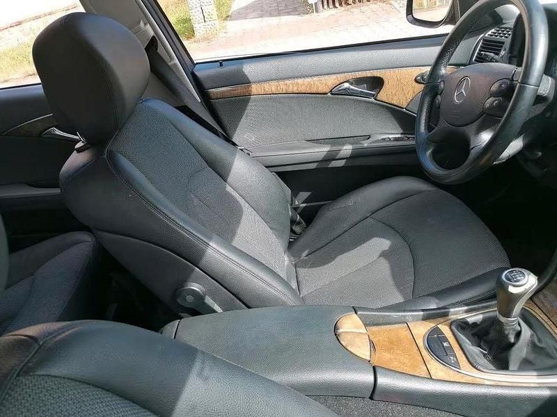 Gebraucht Mercedes E220 Avantgarde 170 PS (125 kW) 2009 Blau Limousine