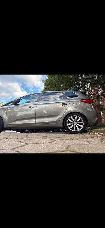 Gebraucht Kia Carens 140 PS (102 kW) 2013 Silber Van / Kleinbus