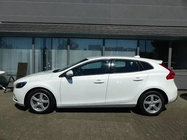 Gebraucht Volvo V40 Kinetic 122 PS (89 kW) 2017 Crystal white Limousine