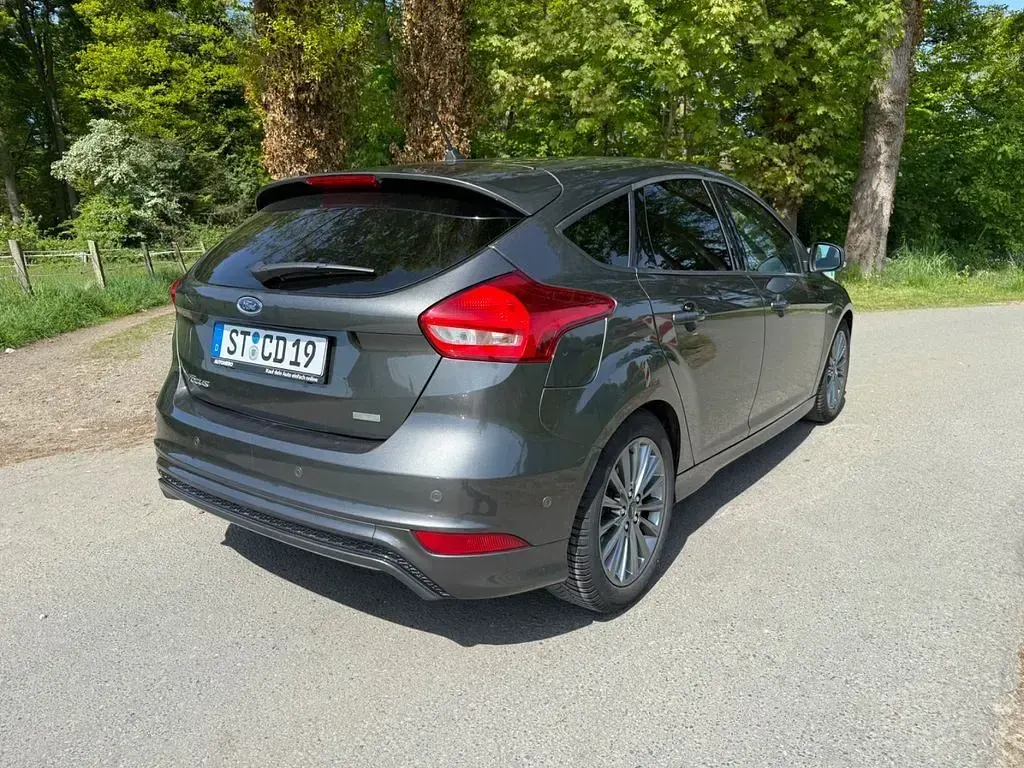 Gebraucht Ford Focus ST-Line 140 PS (102 kW) 2018 Grau Limousine