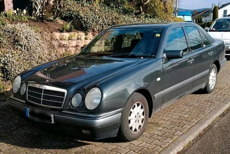 Grau Gebraucht 1996 Mercedes E230 Elegance Limousine | 5.000 € (Teuer) - Bild 1/4