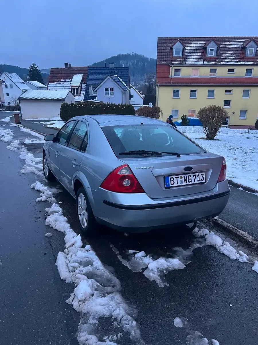 Gebraucht Ford Mondeo 125 PS (91 kW) 2002 Silber Limousine