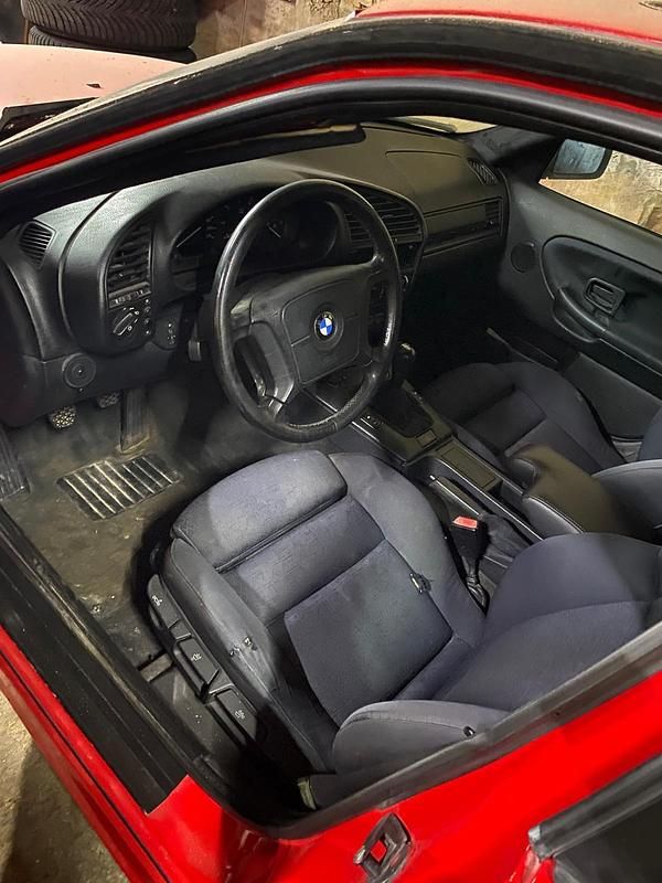 Gebraucht BMW 325 115 PS (84 kW) 1995 Rot Limousine