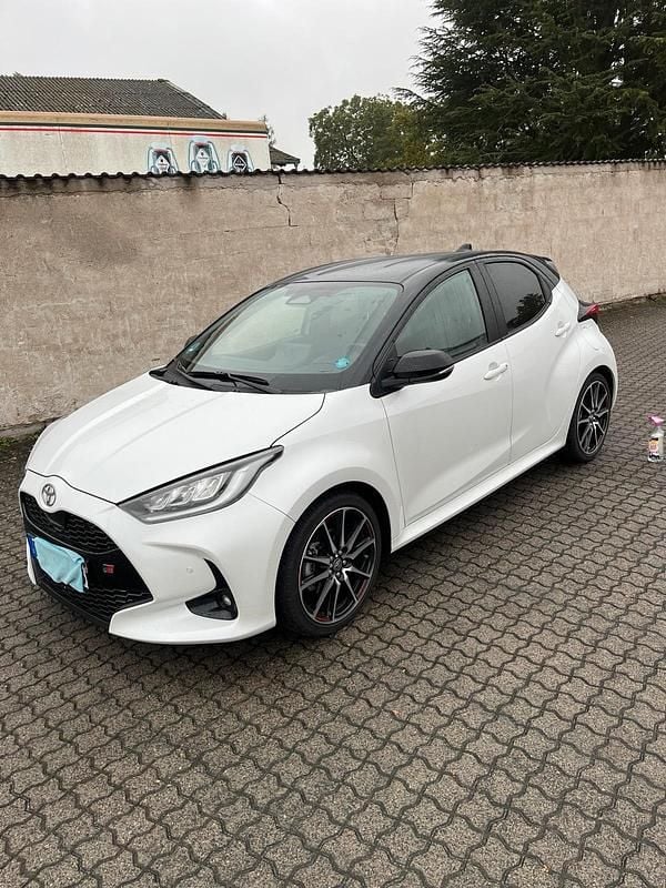 Weiß Gebraucht 2024 Toyota Yaris Sport Limousine | 25.499 € (Fairer Preis) - Bild 1/4
