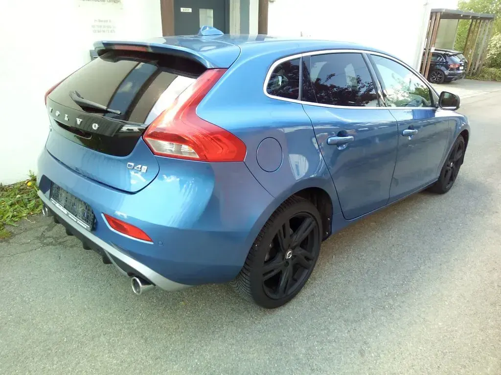 Gebraucht Volvo V40 R-Design Momentum 190 PS (139 kW) 2016 Blau Limousine