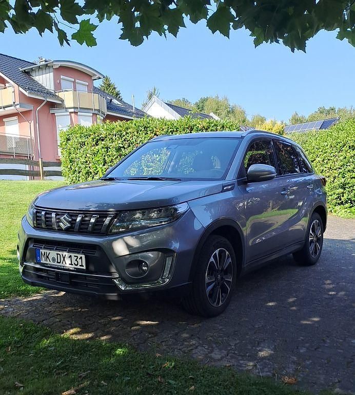 Grau Gebraucht 2024 Suzuki Vitara Comfort+ SUV | 19.800 € (Superpreis) - Bild 1/1