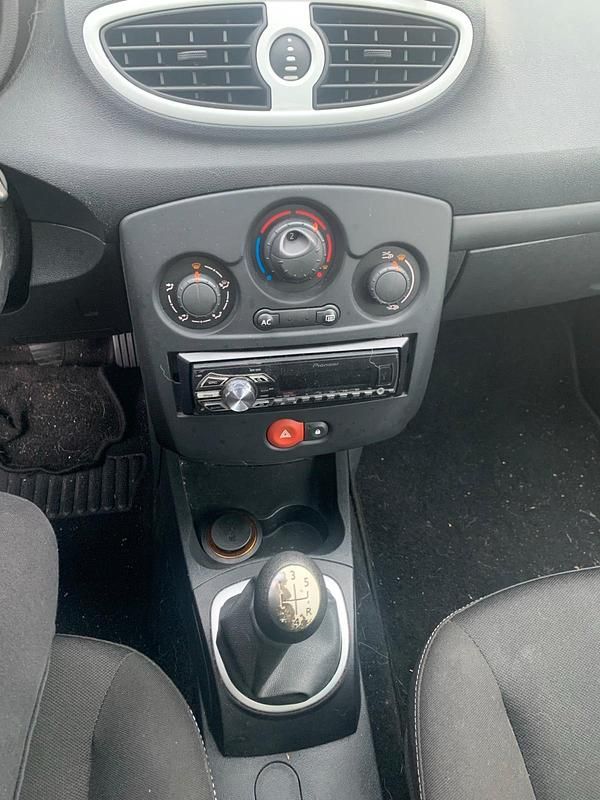 Gebraucht Renault Clio IV 55 PS (40 kW) 2012 Weiß Kleinwagen