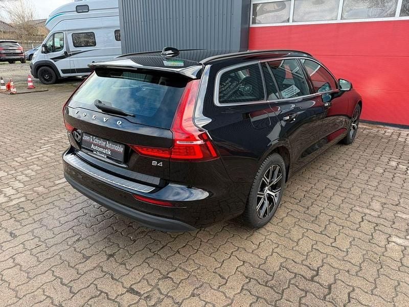 Gebraucht Volvo V60 Core 197 PS (144 kW) 2023 Onyx black Kombi