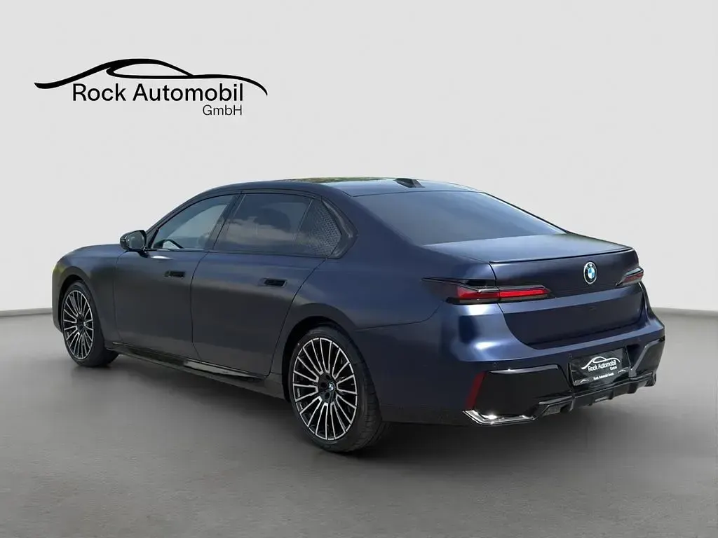 Gebraucht BMW 740 M Sport 299 PS (219 kW) 2024 Frozen tanzanite blue metallic Limousine
