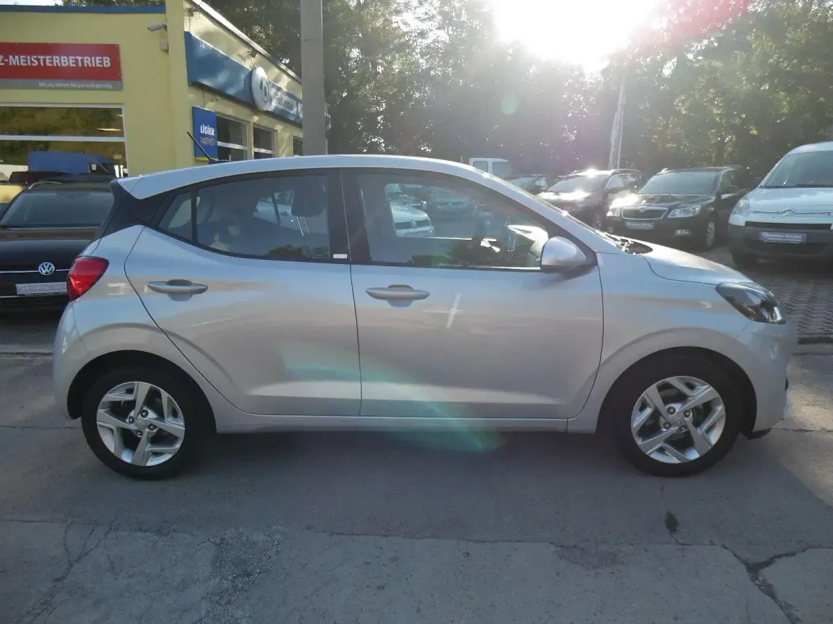 Gebraucht Hyundai i10 Trend 67 PS (49 kW) 2021 Silber Kleinwagen