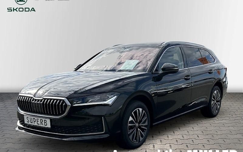 Onyxschwarz metallic Neu 2024 Skoda Superb Selection Kombi | 43.990 € (Teuer) - Bild 1/4