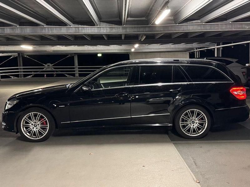 Schwarz Gebraucht 2011 Mercedes E220 Avantgarde Limousine | 10.000 € (Superpreis) - Bild 1/4