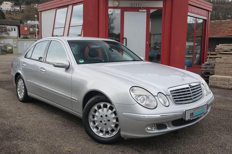 Silber Gebraucht 2002 Mercedes E220 Limousine | 5.900 € (Fairer Preis) - Bild 1/4