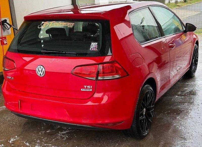 Gebraucht VW Golf VII Trendline 86 PS (63 kW) 2015 Rot Limousine