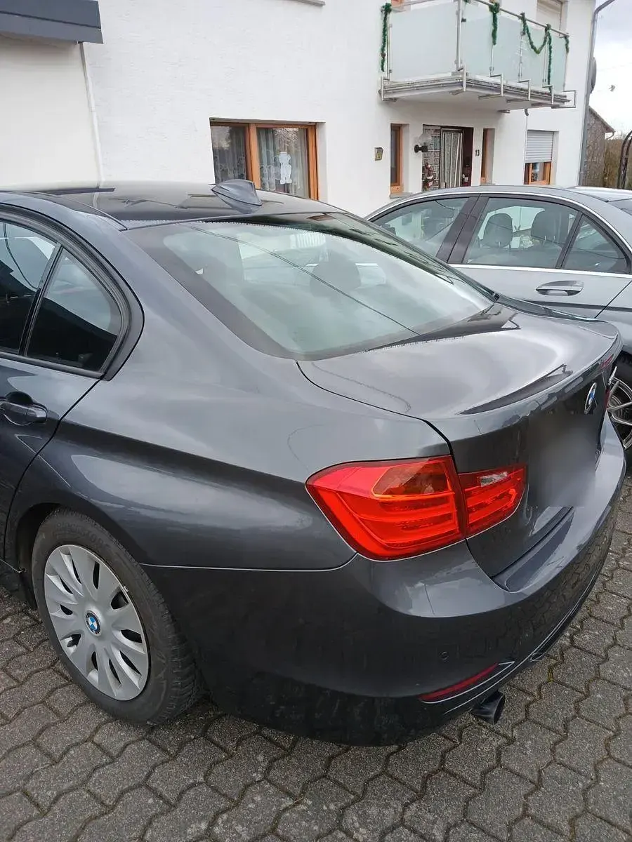 Gebraucht BMW 320 Sport Line 184 PS (135 kW) 2012 Grau Limousine