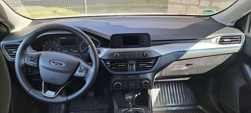 Grau Gebraucht 2019 Ford Focus Trend Limousine | 10.000 € (Superpreis) - Bild 1/4