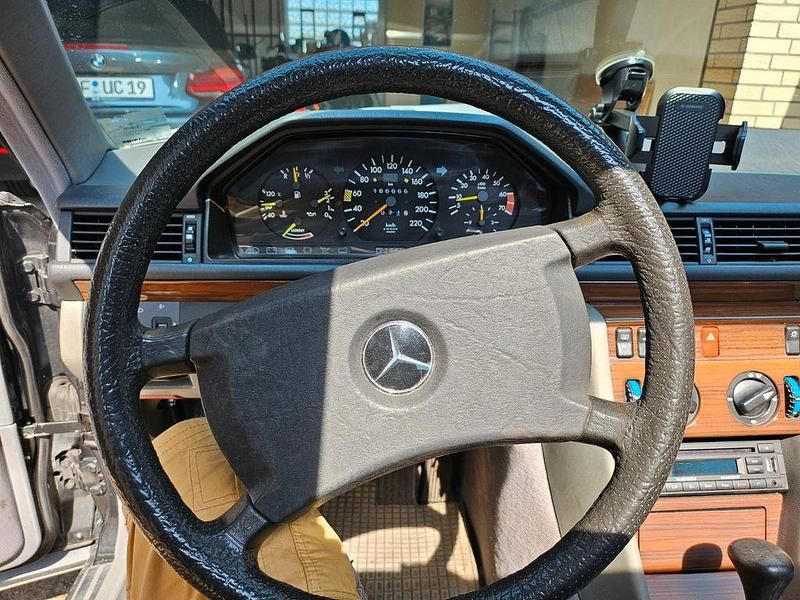 Gebraucht Mercedes 230 132 PS (97 kW) 1989 Grau Coupé