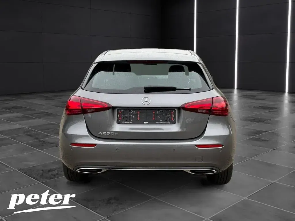 Gebraucht Mercedes A250 Progressive 163 PS (119 kW) 2025 Mountaingrau metallic Limousine