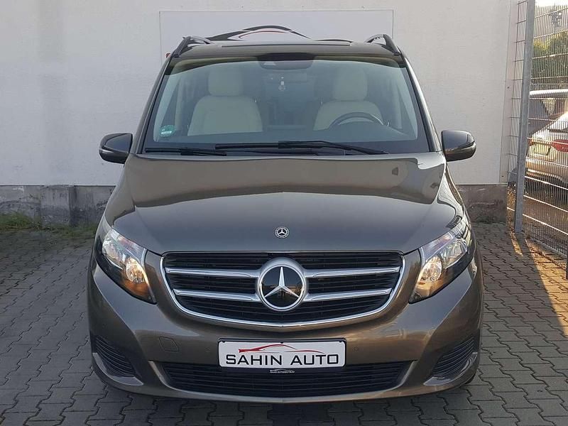 Gebraucht Mercedes V220 163 PS (119 kW) 2018 Braun Van / Kleinbus