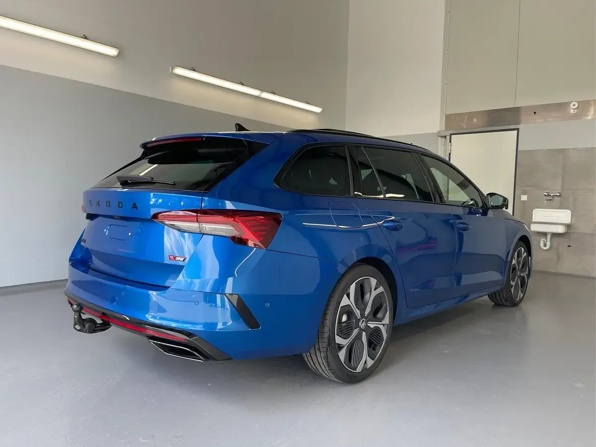 Neu Skoda Octavia RS 265 PS (194 kW) 2026 Blau Kombi