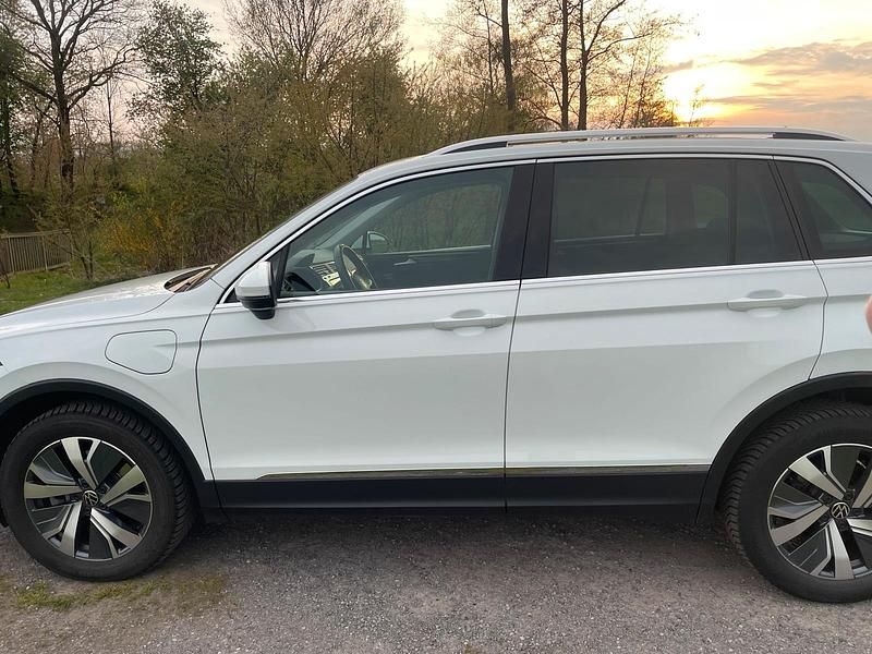 Gebraucht VW Tiguan 245 PS (180 kW) 2022 Weiß SUV