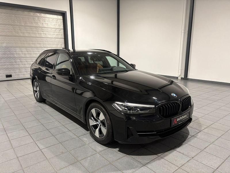 Schwarz Gebraucht 2023 BMW 520 Performance Kombi | 27.990 € (Guter Preis) - Bild 1/4