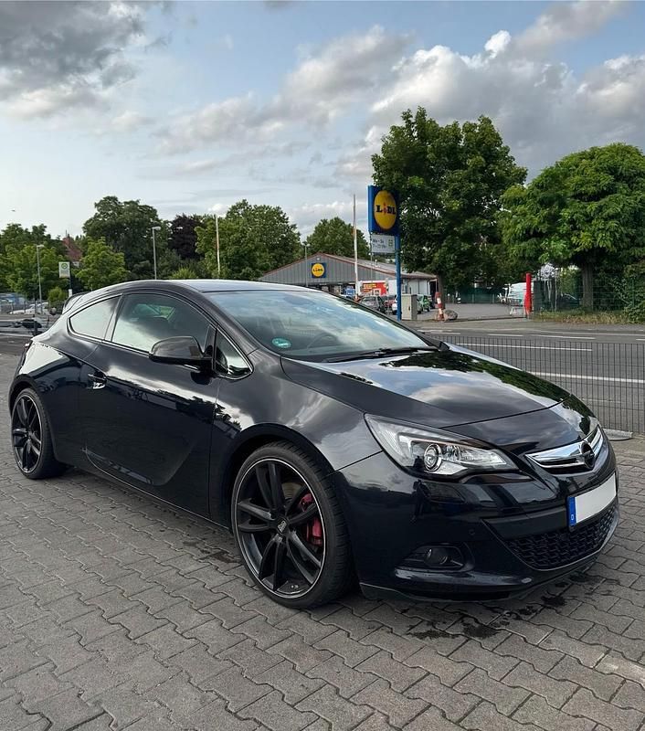 Schwarz Gebraucht 2012 Opel Astra GTC OPC Kleinwagen | 6.800 € (Etwas zu teuer) - Bild 1/4
