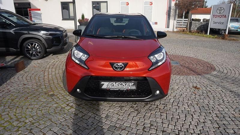 Neu Toyota Aygo X 72 PS (52 kW) 2026 Rot SUV