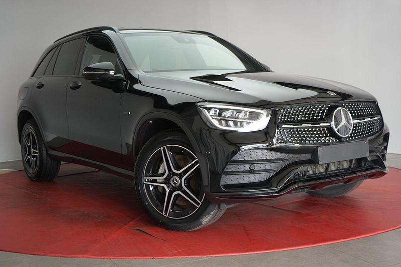 Schwarz Gebraucht 2021 Mercedes GLC300e AMG SUV | 33.490 € (Fairer Preis) - Bild 1/4