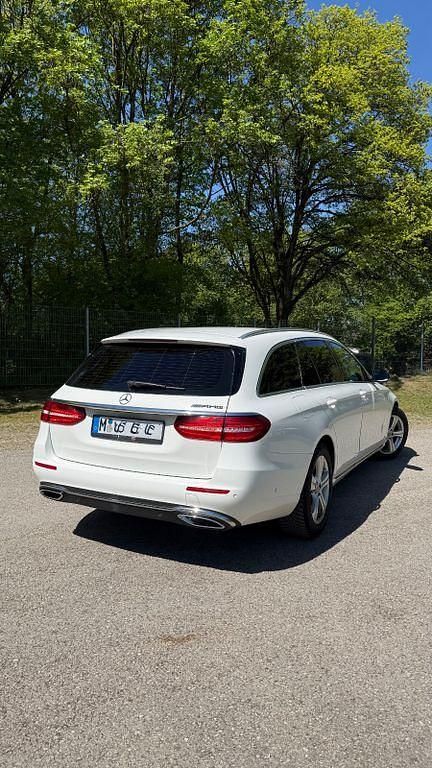 Second-hand Mercedes E220 AMG line 194 CP (142 kW) 2017 Alb Berlinǎ