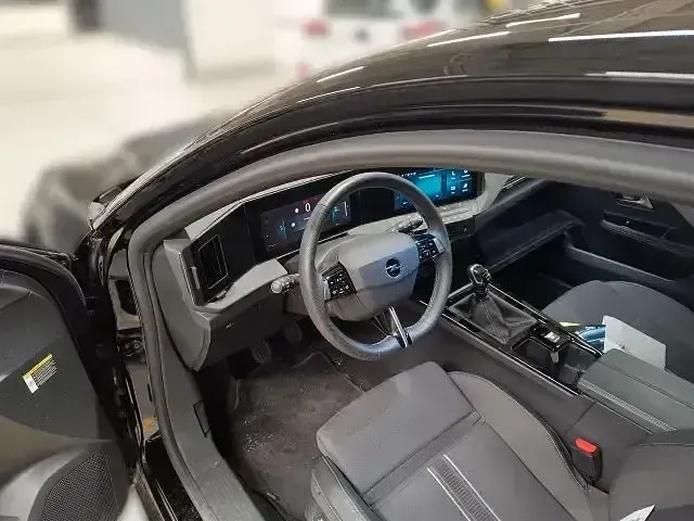 Gebraucht Opel Astra 131 PS (96 kW) 2025 Schwarz Kleinwagen