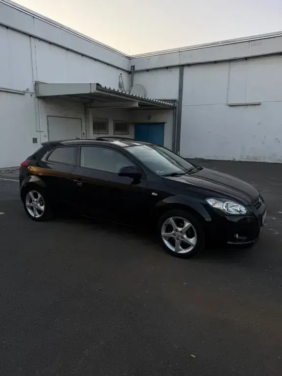 Gebraucht Kia Ceed Spirit 125 PS (91 kW) 2009 Schwarz Kleinwagen