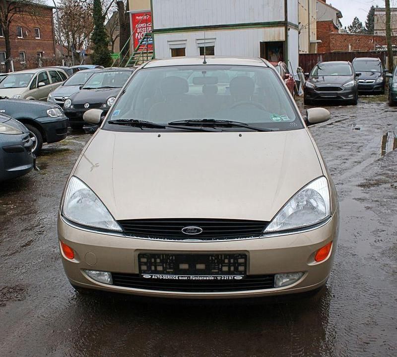 Gebraucht Ford Focus Ghia 101 PS (74 kW) 1999 Gold Limousine