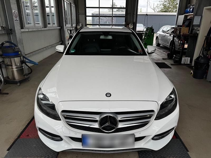 Gebraucht Mercedes C250 204 PS (150 kW) 2014 Weiß Limousine