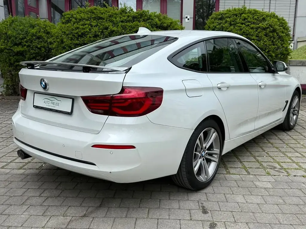 Gebraucht BMW 320 Sport Line 190 PS (139 kW) 2019 Weiß Limousine